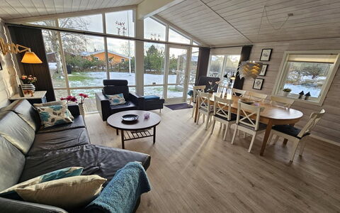 Lidewij - 800M from the Sea: Holz, Zuhause, Holzboden, Hartholz, Hütte, Planke, Deck, Holzbeize, Wohnzimmer, Stuhl