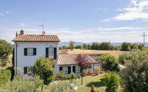 Villa Elena: Himmel, Gebäude, Haus, Wohngebiet, Dach, Zuhause, Strauch, Hütte, Grundstueck