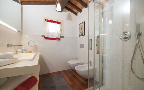 Villa Elena: Flooring, Wand, Interior Design, Fussboden, Armatur, Badezimmer, Decke, Sinken, Zuhause, Zimmer