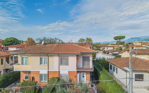 Villino Viola: Wohngebiet, Haus, Nachbarschaft, Zuhause, Dach, Menschliche Siedlung, Urban Design, Vorort, Wohnung, Balkon
