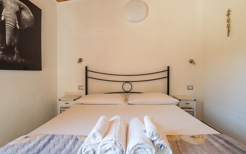Doxina: Fussboden, Zuhause, Tür, Wohnung, Decke, Balkon, Bettrahmen, Bett, Holzbeize, Hotel