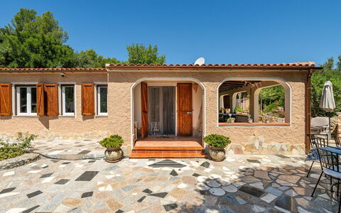 Doxina: Tür, Zuhause, Hütte, Blumentopf, Estate, Flagstone, Schatten, Garten, Beton, Terrasse