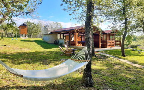Casa Robinson Nature, Wifi, Istria, Croazia: Holz, Hütte, Grundstueck, Schatten, Rasen, Garten, Gartenbauten, Hinterhof, Garten, Bauernhaus