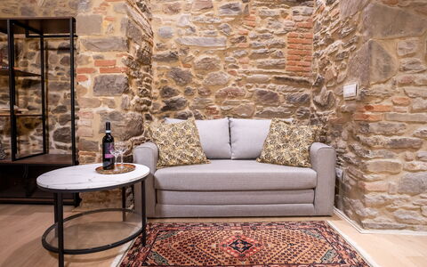 Maccari Suite: Möbel, Interior Design, Flooring, Couch, Fussboden, Wohnzimmer, Zimmer, Kaffetisch, Dekokissen