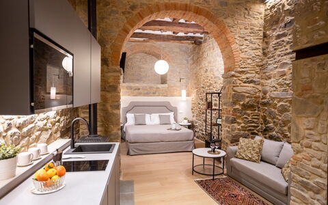 Maccari Suite: Möbel, Interior Design, Flooring, Fussboden, Zimmer, Decke, Wohnzimmer, Wohnung, Couch, Stuhl