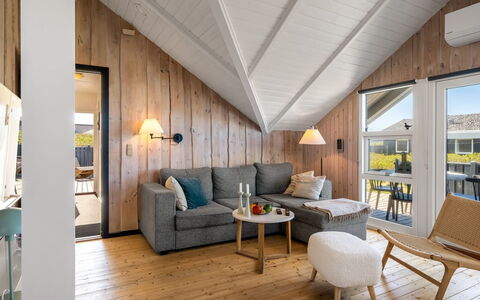 Mimi - 120M from the Sea: Holz, Decke, Interior Design, Zuhause, Hütte, Hartholz, Planke, Holzbeize, Light Fixture, Stuhl