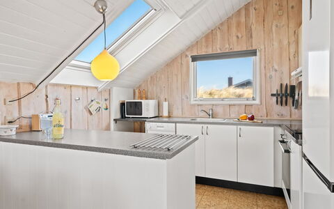 Mimi - 120M from the Sea: Küche, Holz, Decke, Interior Design, Countertop, Flooring, Zuhause, Light Fixture, Fussboden, Möbel
