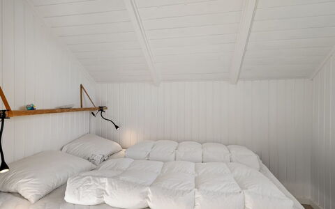 Mimi - 120M from the Sea: Schlafzimmer, Holz, Bett, Möbel, Interior Design, Bettdecke, Linens, Bedding, Decke, Fussboden