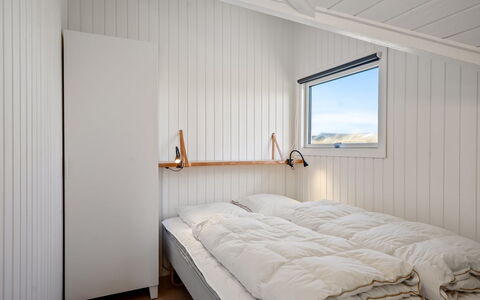 Mimi - 120M from the Sea: Holz, Schlafzimmer, Decke, Bett, Fussboden, Bettdecke, Bedding, Linens, Bettrahmen, Planke