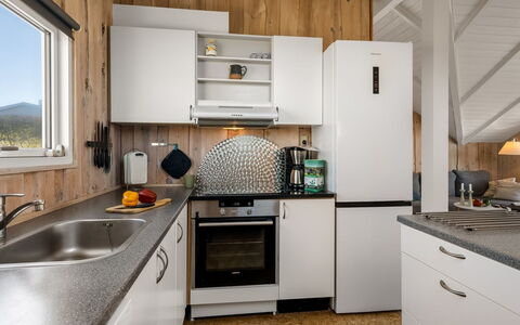 Mimi - 120M from the Sea: Küche, Küchengerät, Countertop, Major Appliance, Cabinetry, Holz, Interior Design, Haushaltsgerät, Sinken, Herd