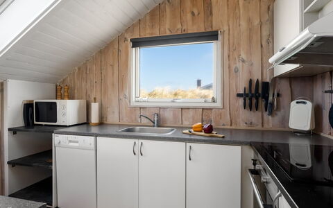 Mimi - 120M from the Sea: Holz, Zuhause, Fussboden, Decke, Küche, Armatur, Zapfhahn, Holzbeize, Countertop, Sinken