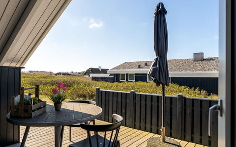 Mimi - 120M from the Sea: Holz, Die Architektur, Zuhause, Dach, Hartholz, Schatten, Veranda, Abstellgleis, Planke, Estate