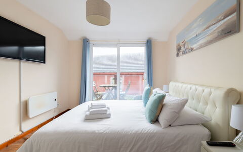 Harbourside Hideaway: Möbel, Interior Design, Schlafzimmer, Bett, Bettdecke, Holz, Bedding, Linens, Fussboden, Zimmer