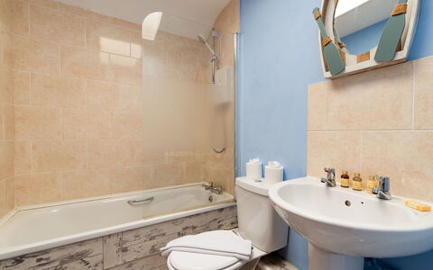 Harbourside Hideaway: Badezimmer, Armatur, Flooring, Fussboden, Interior Design, Toilette, Badewanne, Installation, Toilleten Sitz, Zapfhahn