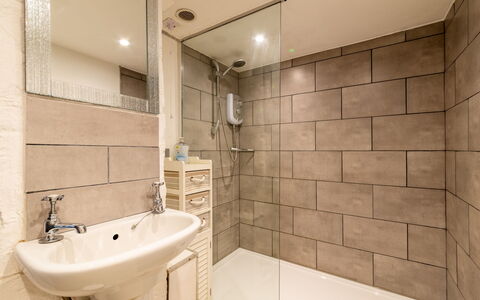 Piskey Cottage: Badezimmer, Flooring, Armatur, Wand, Fussboden, Interior Design, Toilette, Installation, Sinken, Zapfhahn