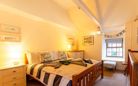 Piskey Cottage: Bett, Möbel, Interior Design, Schlafzimmer, Bedding, Wand, Bettdecke, Fussboden, Flooring, Holz
