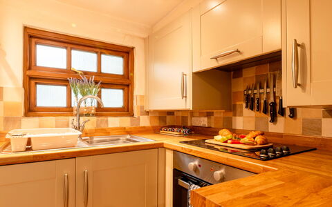 Piskey Cottage: Küche, Küchengerät, Countertop, Major Appliance, Cabinetry, Interior Design, Flooring, Möbel, Holz, Herd