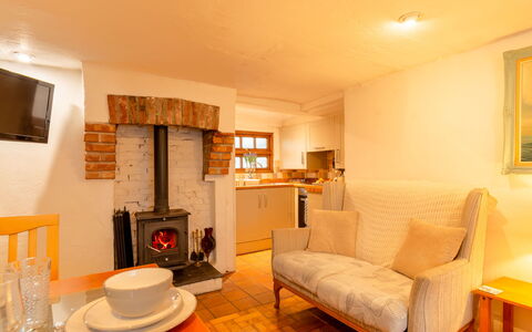 Piskey Cottage: Möbel, Interior Design, Wand, Holz, Flooring, Zimmer, Fussboden, Decke, Beleuchtung, Wohnzimmer