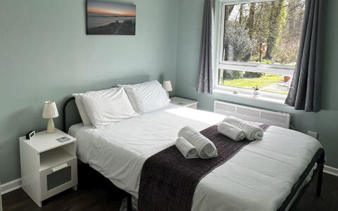 Kingfishers Lodge: Bett, Bedding, Schlafzimmer, Bettdecke, Möbel, Interior Design, Fussboden, Flooring, Holz, Linens