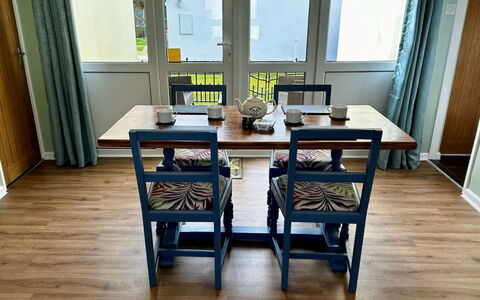 Kingfishers Lodge: Möbel, Holz, Flooring, Interior Design, Fussboden, Stuhl, Tabelle, Zimmer, Esszimmer, Hartholz