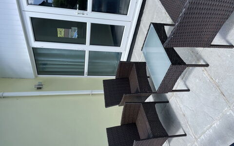 Kingfishers Lodge: Möbel, Stuhl, Fussboden, Flooring, Gartenmöbel, Balkon, Veranda, Glas, Holzbeize