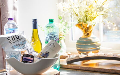The Cottage: Geschirr, Flasche, Servierware, Drinkware, Glasflasche, Essen, Dishware, Porzellan