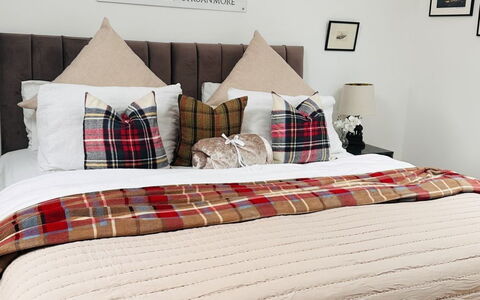 The Cottage: Möbel, Bett, Schlafzimmer, Bedding, Bettdecke, Linens, Interior Design, Textil, Dekokissen, Kissen