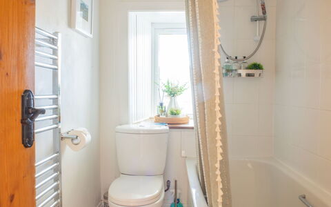 The Cottage: Badezimmer, Armatur, Interior Design, Toilette, Fussboden, Flooring, Installation, Toilleten Sitz, Zapfhahn, Bad Sink