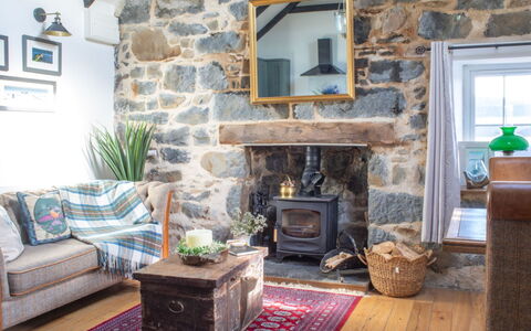 The Cottage: Möbel, Wand, Holz, Interior Design, Flooring, Feuerstelle, Steinwand, Wohnzimmer, Zuhause, Fussboden