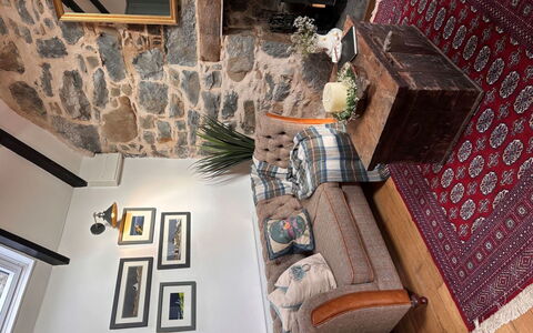 The Cottage: Möbel, Interior Design, Wand, Flooring, Holz, Fussboden, Wohnzimmer, Couch, Zimmer, Beleuchtung