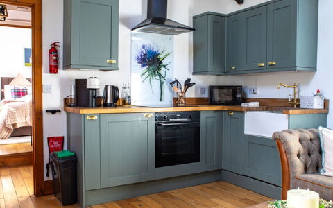 The Cottage: Küchengerät, Möbel, Küche, Interior Design, Countertop, Flooring, Cabinetry, Major Appliance, Holz, Fussboden