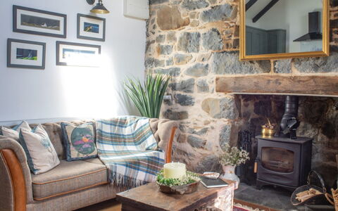 The Cottage: Möbel, Interior Design, Wand, Holz, Flooring, Wohnzimmer, Zimmer, Fussboden, Beleuchtung, Zuhause