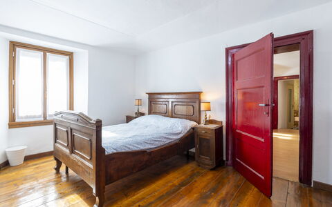 Morelli: Möbel, Cabinetry, Gebäude, Fenster, Komfort, Holz, Schublade, Bettrahmen, Bett, Textil