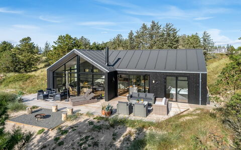 Helga - 900M from the Sea: Holz, Zuhause, Veranda, Deck, Hartholz, Dach, Holzbeize, Holzboden, Eco Hotel