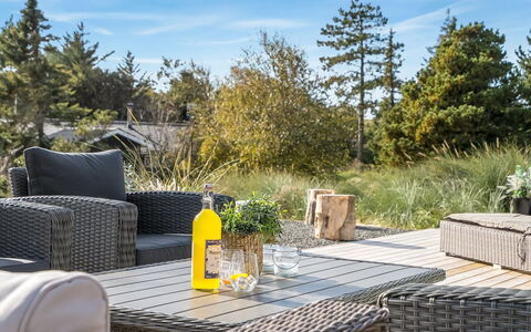 Helga - 900M from the Sea: Holz, Zuhause, Veranda, Deck, Hartholz, Dach, Holzbeize, Holzboden, Eco Hotel