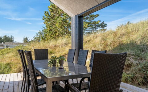 Helga - 900M from the Sea: Holz, Zuhause, Veranda, Deck, Hartholz, Dach, Holzbeize, Holzboden, Eco Hotel