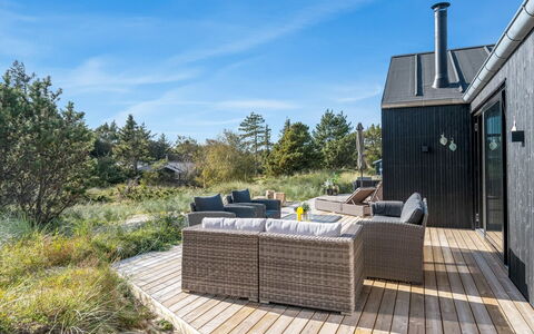 Helga - 900M from the Sea: Holz, Zuhause, Veranda, Deck, Hartholz, Dach, Holzbeize, Holzboden, Eco Hotel