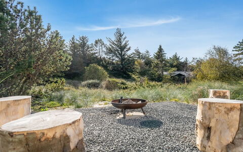 Helga - 900M from the Sea: Holz, Zuhause, Veranda, Deck, Hartholz, Dach, Holzbeize, Holzboden, Eco Hotel