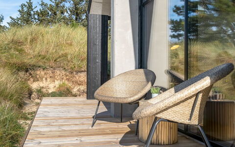 Helga - 900M from the Sea: Holz, Zuhause, Veranda, Deck, Hartholz, Dach, Holzbeize, Holzboden, Eco Hotel