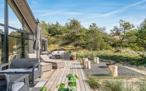 Helga - 900M from the Sea: Holz, Zuhause, Veranda, Deck, Hartholz, Dach, Holzbeize, Holzboden, Eco Hotel