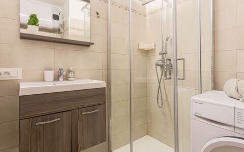 Le Diplomate: Badezimmer, Flooring, Interior Design, Armatur, Fussboden, Badezimmerschrank, Bad Sink, Sinken, Zapfhahn, Toilette