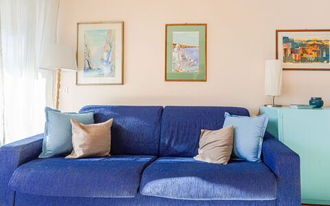 Le Diplomate: Möbel, Blau, Couch, Interior Design, Kissen, Textil, Flooring, Dekokissen, Fussboden, Wohnzimmer