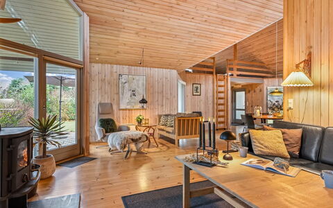 Gjorgjija - 50M from the Sea: Holz, Decke, Interior Design, Flooring, Fussboden, Möbel, Zuhause, Zimmer, Wohnzimmer, Couch