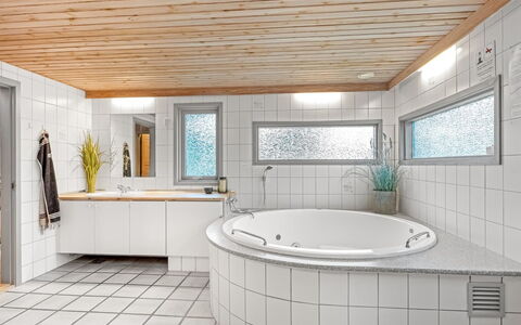Gjorgjija - 50M from the Sea: Interior Design, Flooring, Fussboden, Armatur, Decke, Installation, Fliese, Zapfhahn, Badezimmer, Zimmer
