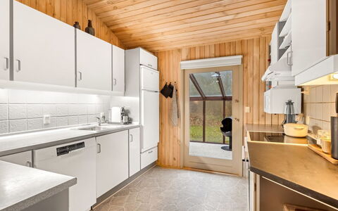 Gjorgjija - 50M from the Sea: Küche, Holz, Countertop, Decke, Major Appliance, Küchengerät, Interior Design, Flooring, Zuhause, Cabinetry