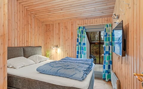 Gjorgjija - 50M from the Sea: Holz, Schlafzimmer, Interior Design, Fussboden, Flooring, Bett, Möbel, Zimmer, Decke, Bettdecke