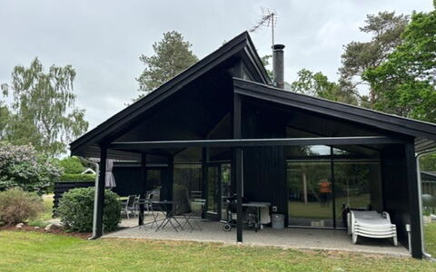 Gjorgjija - 50M from the Sea: Dach, Zuhause, Hütte, Schatten, Veranda, Gartenbauten, Abstellgleis, Estate, Garten, Rasen