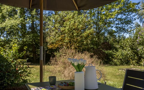 Gjorgjija - 50M from the Sea: Möbel, Gartenmöbel, Stuhl, Tabelle, Regenschirm, Tisch Im Freien, Schatten, Grundstueck, Küche & Esszimmer Tisch, Garten