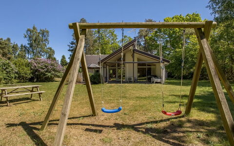 Gjorgjija - 50M from the Sea: Holz, Grundstueck, Spielmittel, Garten, Schatten, Freizeit, Rasen, Park, Spielplatz, Hinterhof