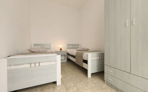 Ugento 1: Flooring, Fussboden, Interior Design, Schlafzimmer, Wohnung, Möbel, Zimmer, Bett, Decke, Bettrahmen